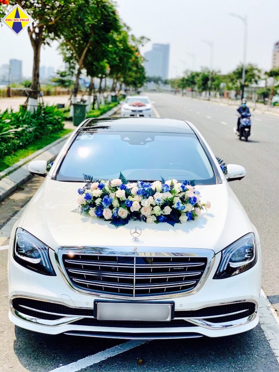 Đội xe cưới tại Đà Nẵng tông Màu Trắng - Trang trí hoa tươi 100% 4 Xe hoa mercedes